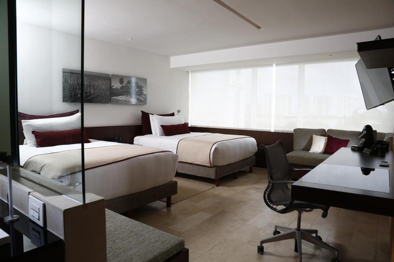 Classic Queen Room with Two Queen Beds and Lagoon View,1273557649:JPEG